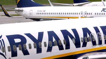 Imagem Passageiro bêbado tenta abrir porta de avião pensando ser o banheiro