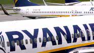 Imagem Passageiro bêbado tenta abrir porta de avião pensando ser o banheiro