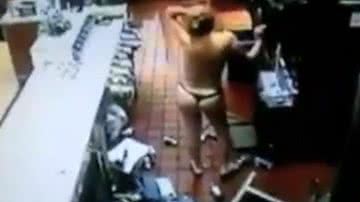 Imagem Mulher ataca McDonald’s semi-nua por ser rejeitada por funcionário do local