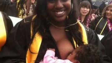 Imagem Jovem amamenta filha durante formatura e recebe críticas negativas