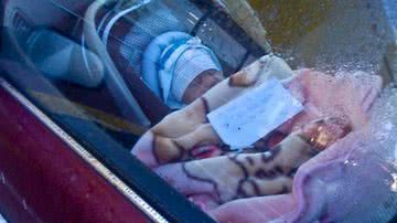 Imagem Mulher deixa bebê no carro com bilhete: “Minha mãe está fazendo compras"