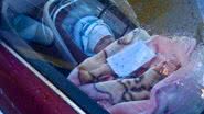 Imagem Mulher deixa bebê no carro com bilhete: “Minha mãe está fazendo compras"