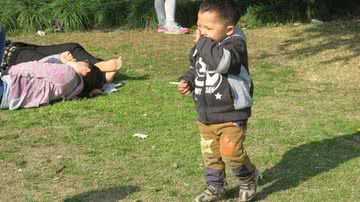 Imagem Mãe acende cigarro para bebê na China