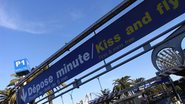 Imagem Placas em aeroportos da Europa não permite beijos prolongados