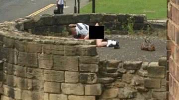 Imagem Casal é flagrado transando em muralhas dos séculos 14 e 15