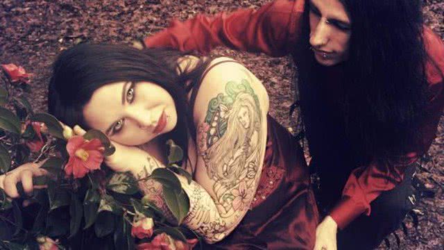 Imagem Casal bebe sangue um do outro 