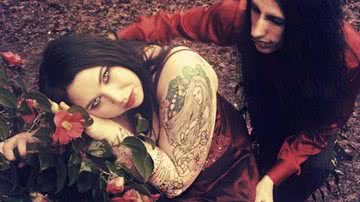 Imagem Casal bebe sangue um do outro 