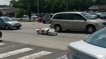 Imagem Corpo cai de carro fúnebre e causa tumulto no trânsito