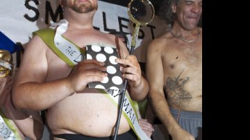 Imagem Homem ganha concurso de menor pênis da cidade e fica orgulhoso