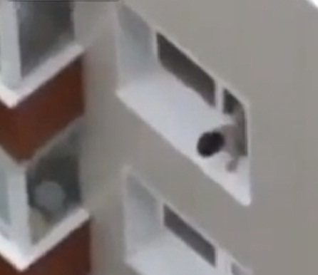 Imagem Susto: bebê anda em borda de janela do 9º andar de um prédio