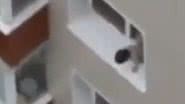Imagem Susto: bebê anda em borda de janela do 9º andar de um prédio
