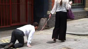 Imagem Mulher é flagrada puxando homem em coleira como 'cachorrinho'