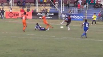 Imagem Assista: jogador morre após entrada violenta de goleiro em partida de futebol 