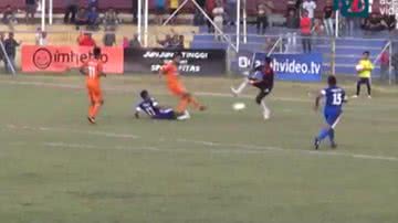 Imagem Assista: jogador morre após entrada violenta de goleiro em partida de futebol 