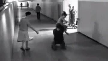 Imagem Vídeo: homem tenta roubar celular de adolescente e leva surra da vítima