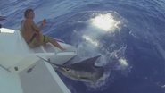Imagem Vídeo incrível: Marlin quase atinge pescador ao ser puxado para dentro do barco