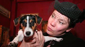 Imagem Mulher enjoa do marido e se casa com cachorro