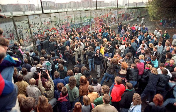 Imagem  Alemães celebram 25 anos de derrubada do Muro de Berlim