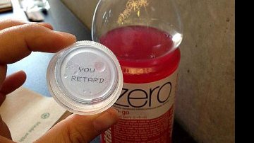 Imagem Coca-Cola cancela promoção com frase: “Você é retardado”, escrita em tampinhas