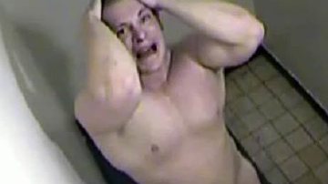 Imagem Vídeo polêmico: jovem é esmagado por policiais na prisão