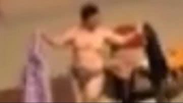 Imagem Tentando inovar, professor fica nu durante aula em universidade
