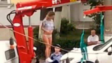 Imagem Assista: mulher tira roupa no meio da rua pra não ter o carro rebocado