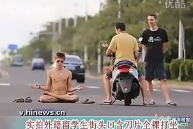 Imagem Homem medita nu na estrada e é preso em seguida