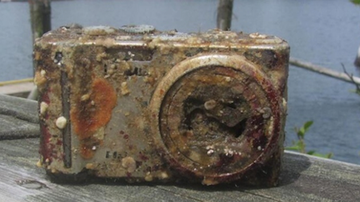 Imagem Câmera é encontrada no fundo do mar após anos de naufrágio com fotos intactas