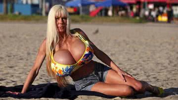 Imagem Atriz pornô corre risco de morrer por ter seios muito grandes