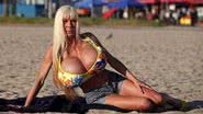 Imagem Atriz pornô corre risco de morrer por ter seios muito grandes
