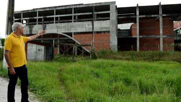 Imagem Centro de Convenções de Itabuna ainda está no tijolo e sem reboco