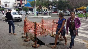 Imagem Conquista: buracão da Embasa permanece sobre faixa de pedestres 