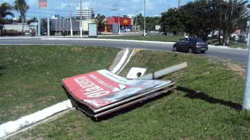 Imagem Lauro de Freitas: empresas de outdoor iniciam remoção de estruturas irregulares