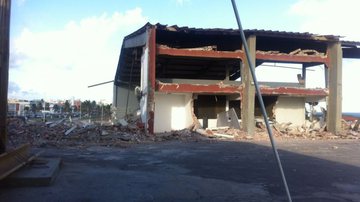 Imagem Em pleno Carnaval, ex-sede de praia do Bahia começa a ser demolida