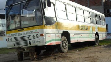 Imagem Ibicaraí: ônibus escolar está quebrado há meses em frente à prefeitura