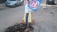 Imagem Moradores de Pituaçu protestam com boneco por três meses de cratera