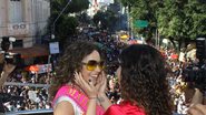 Imagem 12ª Parada Gay: a madrinha Daniela Mercury dá beijaço em Malu de cima do trio