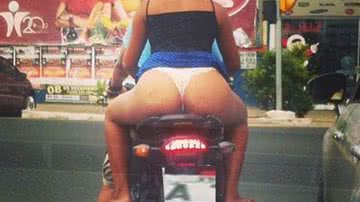 Imagem Mulher exibe calcinha fio dental em garupa de moto