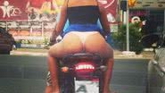 Imagem Mulher exibe calcinha fio dental em garupa de moto