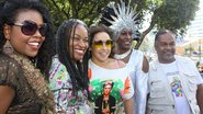 Imagem 12ª Parada Gay: Daniela posa com líderes e políticos no trio
