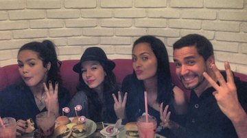 Imagem Latino vai curtir com filhas e posta foto com Suzanna, Dayanna e Amanda