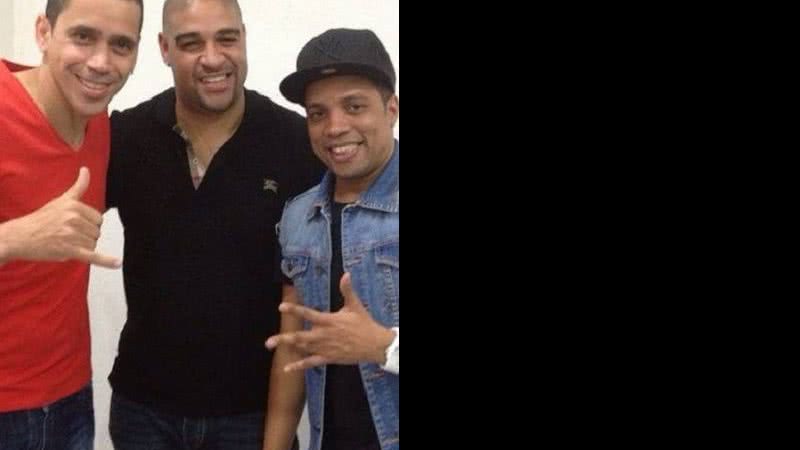 Imagem Adriano deixa noiva irritada após tomar 'todas', e vai embora sozinho 