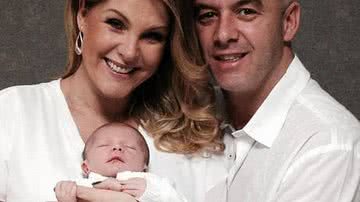 Imagem Ana Hickmann mostra o rosto do filho pela 1ª vez 