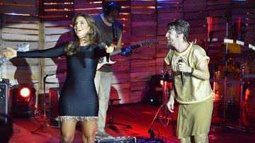 Imagem Surpreendente: Ivete Sangalo  com look  exibindo pernões grava DVD de Saulo 