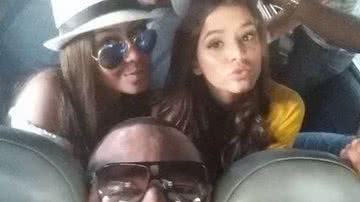 Imagem Bruna Marquezine faz bico em Selfie junto com família de Neymar antes do jogo