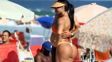 Imagem Gracyanne Barbosa come banana e mostra bumbum gigante na praia