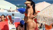 Imagem Gracyanne Barbosa come banana e mostra bumbum gigante na praia