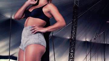 Imagem Jade Barbosa faz pose de sexy e mostra coxão 