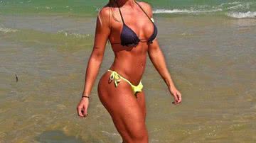 Imagem Juju Salimeni posta foto mostrando bumbum durinho na praia 
