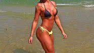 Imagem Juju Salimeni posta foto mostrando bumbum durinho na praia 